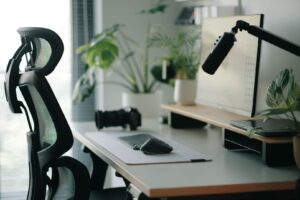 Ergonomischer Bildschirmarbeitsplatz mit Bürostuhl, Monitor und Mikrofon