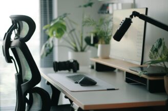 Ergonomischer Bildschirmarbeitsplatz mit Bürostuhl, Monitor und Mikrofon