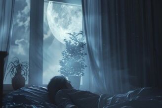 Schlafende Person in einem dunklen Zimmer bei hellem Mondlicht